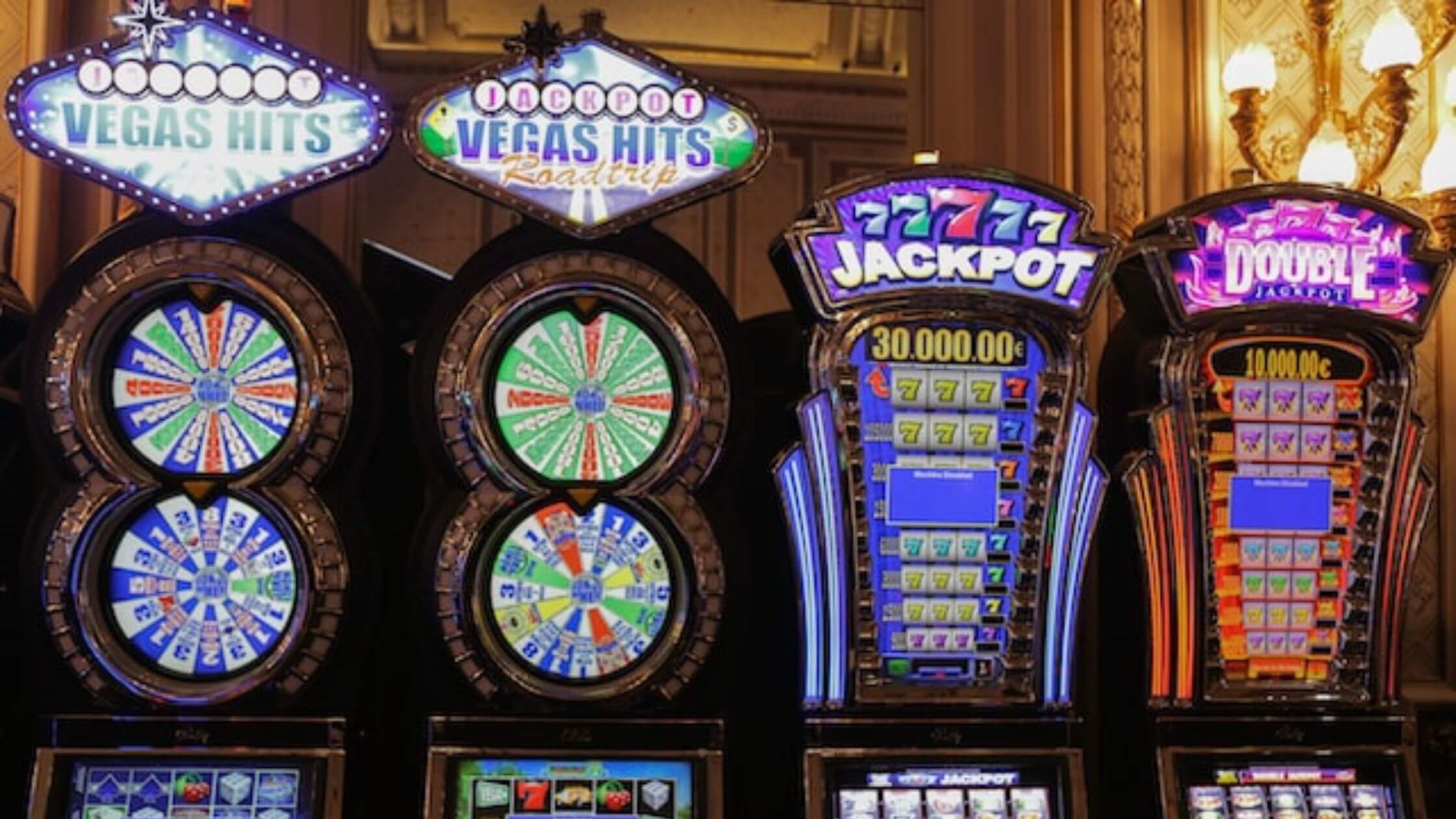 Slot machine with assorted color buttons